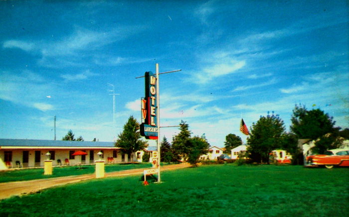 Nova Motel (Larsens Tourist Court) - Old Postcard (newer photo)